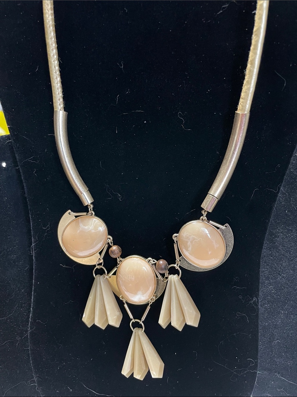 Elegant Cream Statement Necklace.  M’s